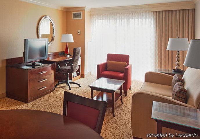 Holiday Inn 切萨皮克 外观 照片