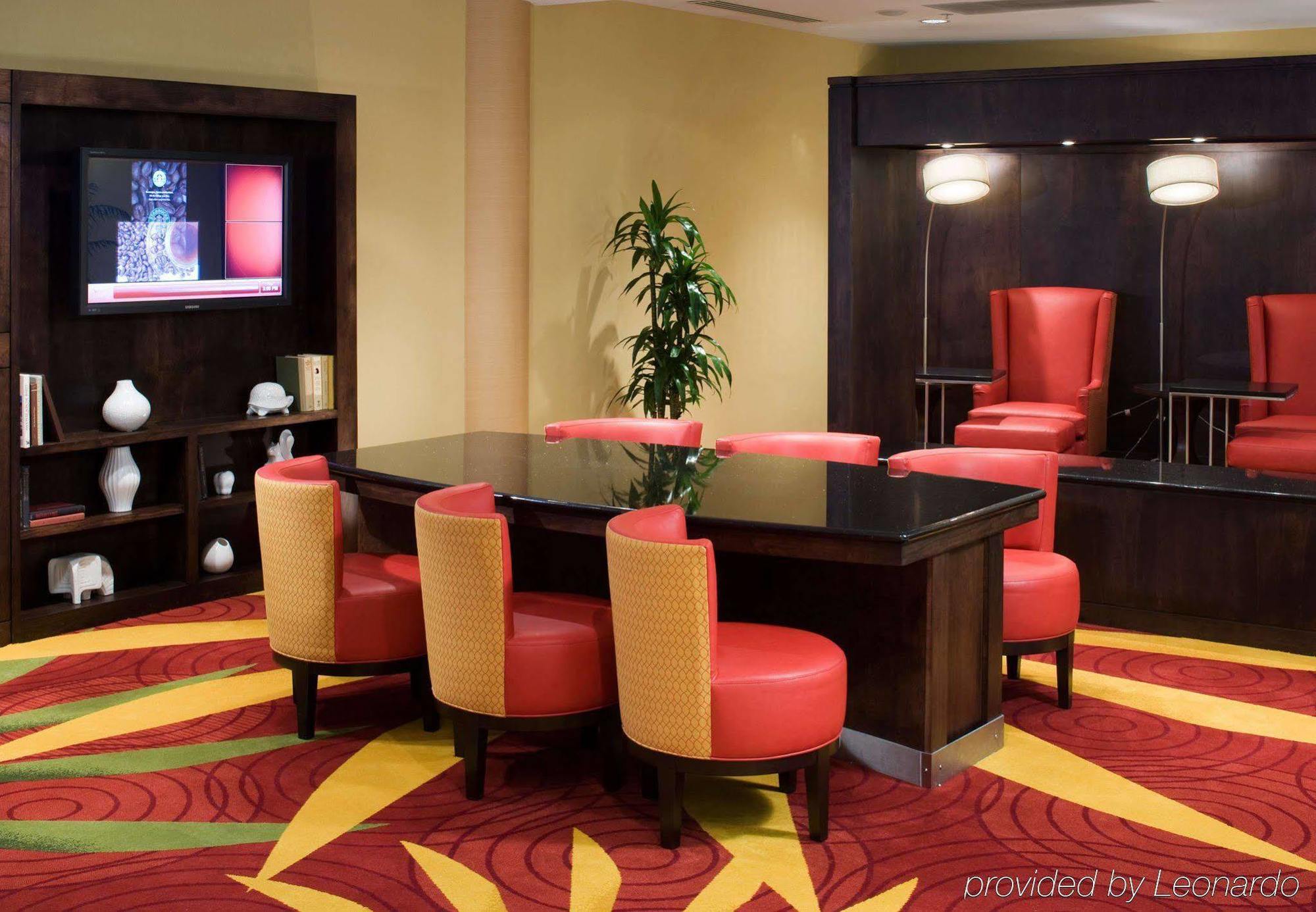 Holiday Inn 切萨皮克 外观 照片