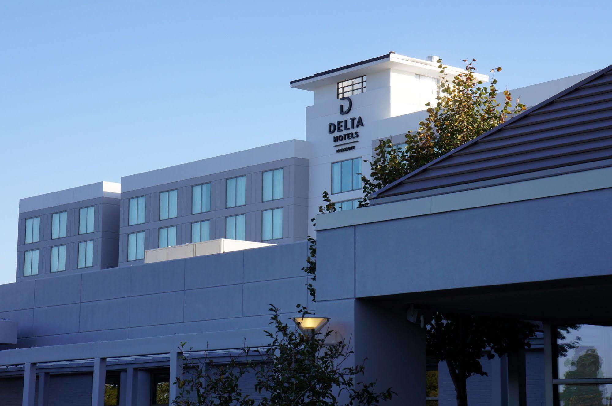 Holiday Inn 切萨皮克 外观 照片