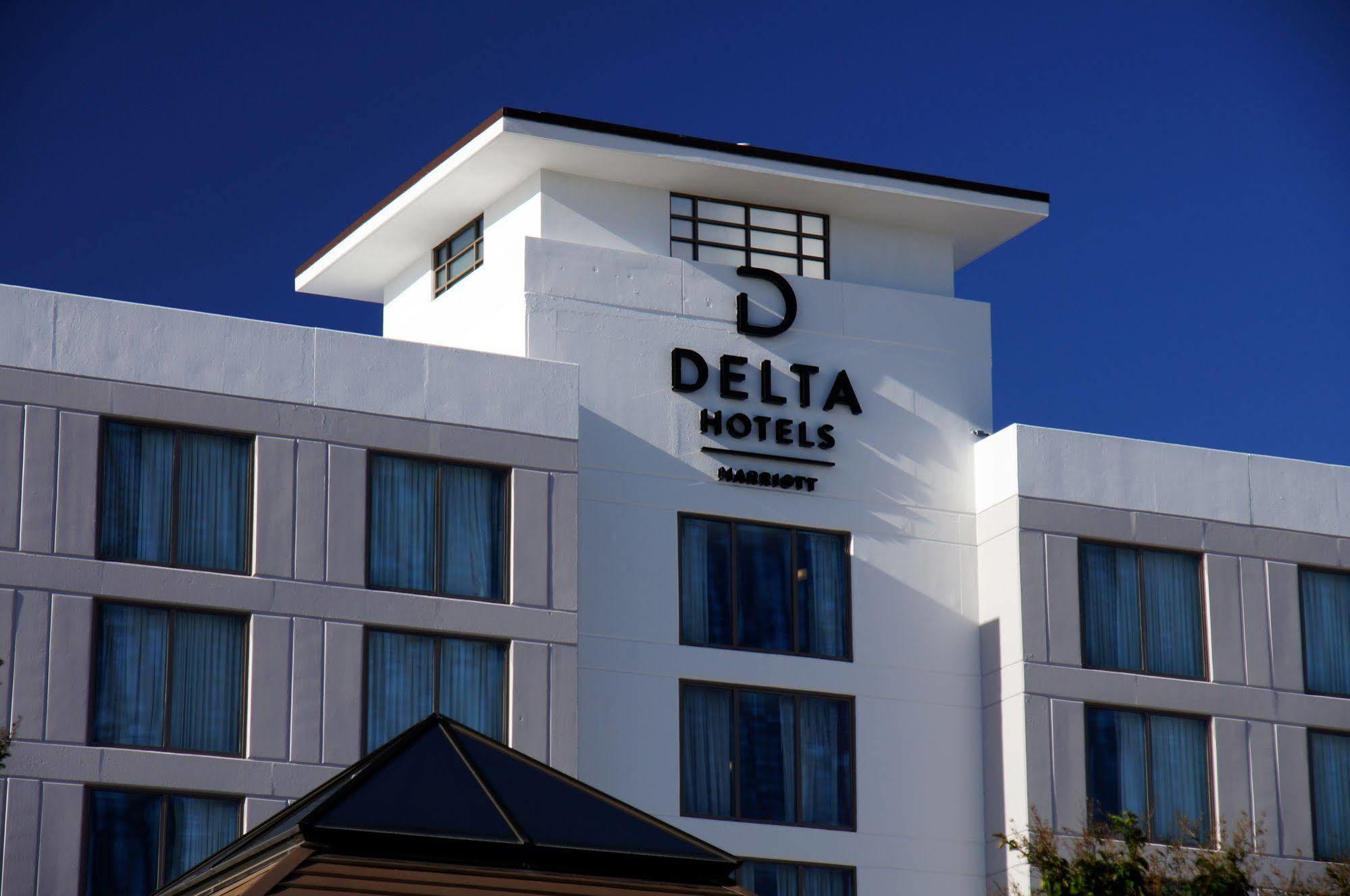 Holiday Inn 切萨皮克 外观 照片