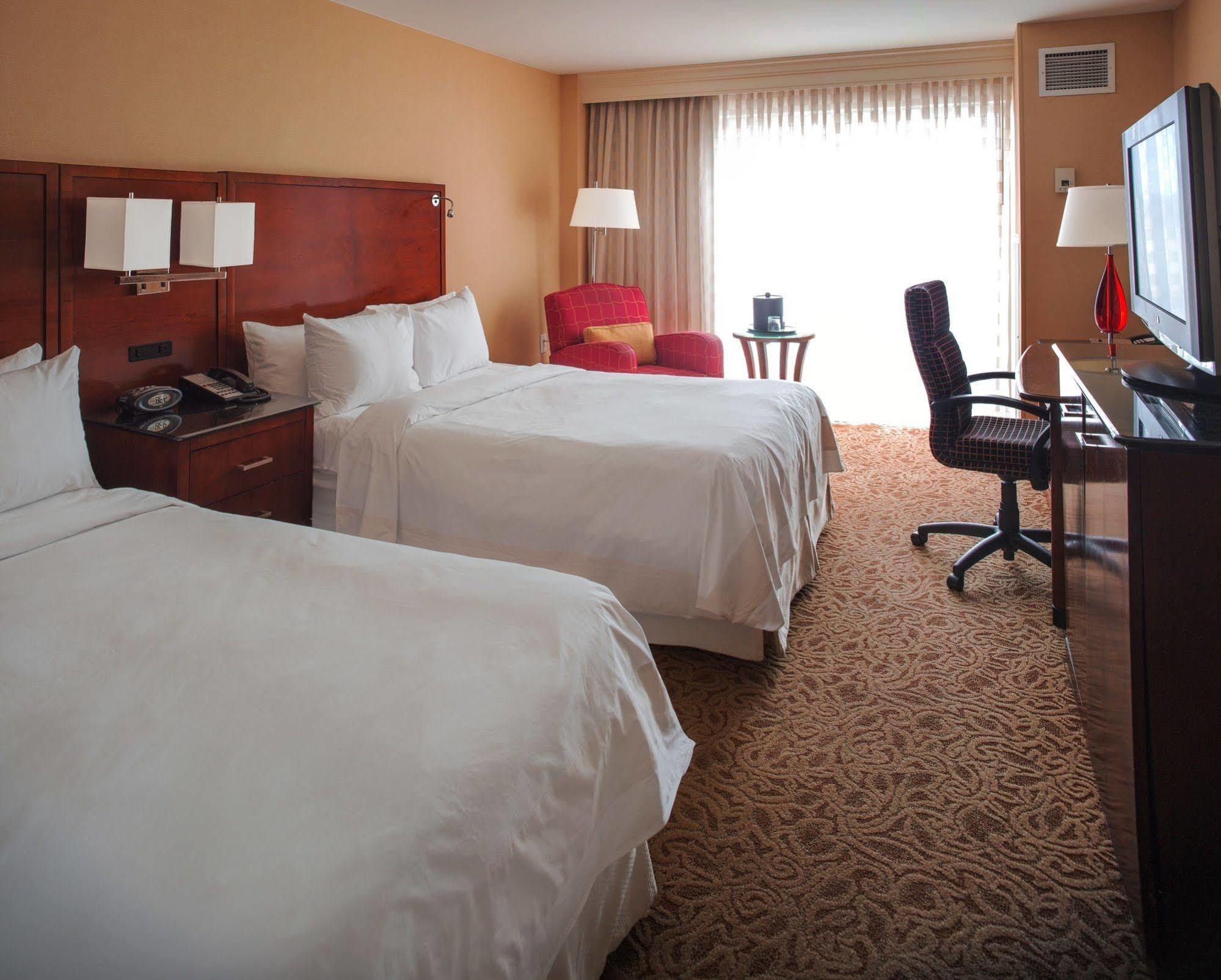 Holiday Inn 切萨皮克 外观 照片